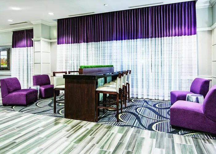 La Quinta Inn & Suites By Wyndham San Antonio Riverwalk